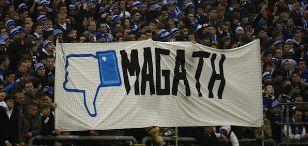 Schalke 04 Taraftarından Teknik Direktörlerine “Unlike” Pankartı