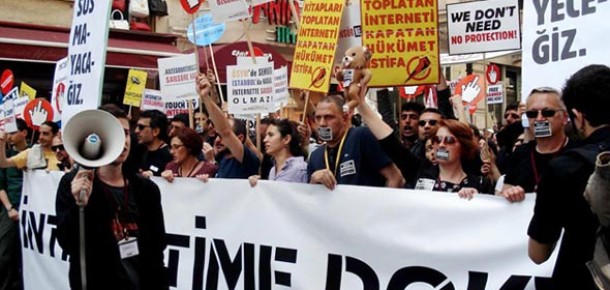 Taksim’de Binlerce Kişi İnternet Sansürünü Protesto Etti