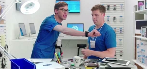 Samsung yeni YouTube video serisinde Apple’la dalga geçiyor