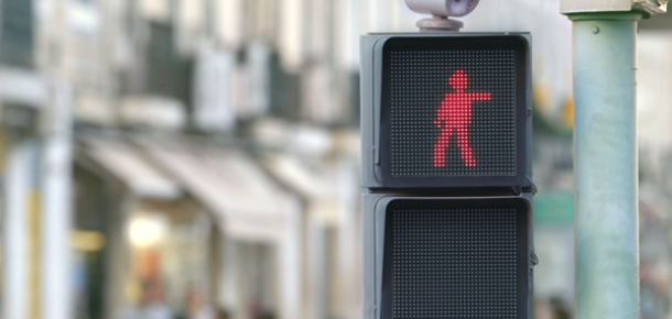 Smart’ın trafik ışığına dans ettirerek kırmızı ışıkta beklemeyi sağlayan kampanyası
