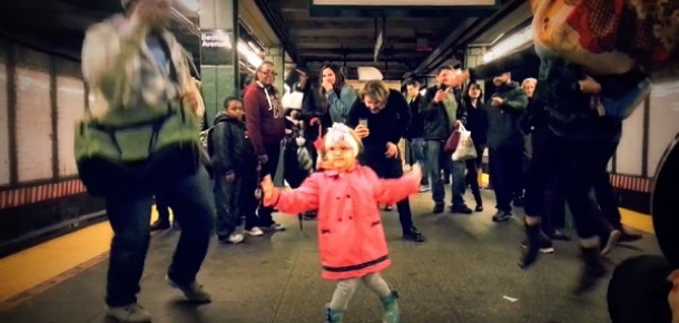 New York metrosunda küçük kızın dansı izlenme rekoru  kırıyor