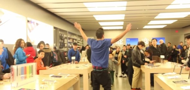 Apple Store’u trolleyerek müşterileri Microsoft’a yönlendiren gençler [video]