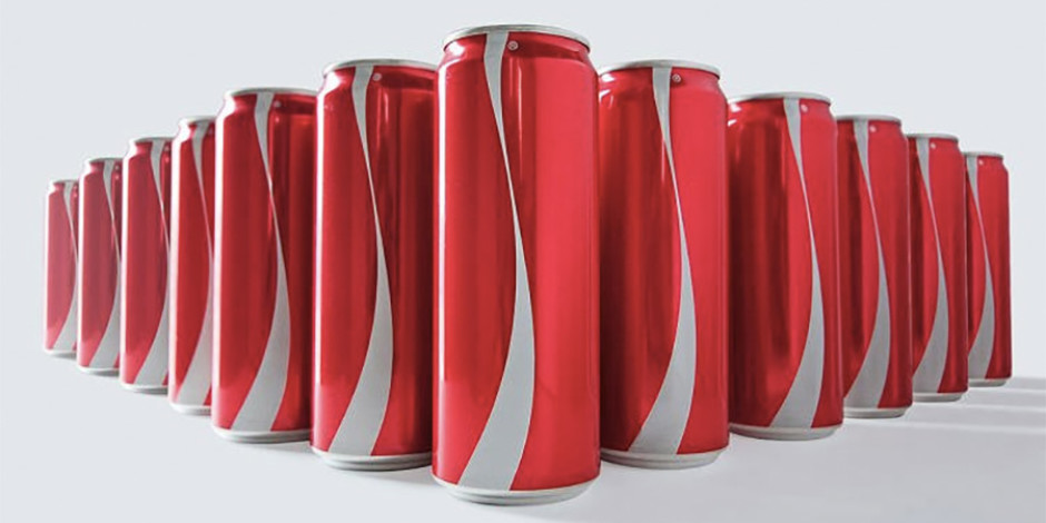 Coca Cola, logosuz kutuları ile “Etiketler kutular içindir, insanlar için değil” diyerek ön yargıları yıkıyor