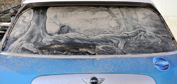 Kirli arabaları adeta sanat eserine dönüştüren adam