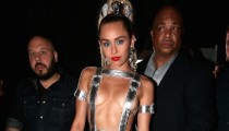 Kim Kardashian’ın “Photobomb”u ve Miley Cyrus’un Instagram’da paylaştığı çıplak fotoğrafı ile VMA