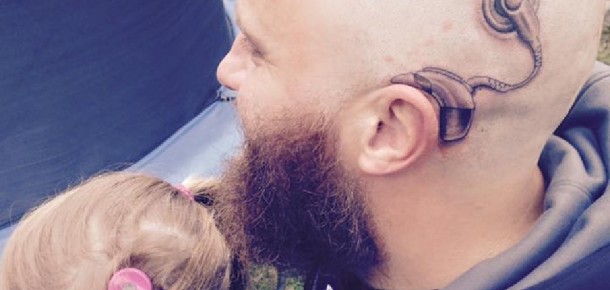 Kızının kendini toplumdan dışlanmış hissetmemesi için dövme yaptıran baba
