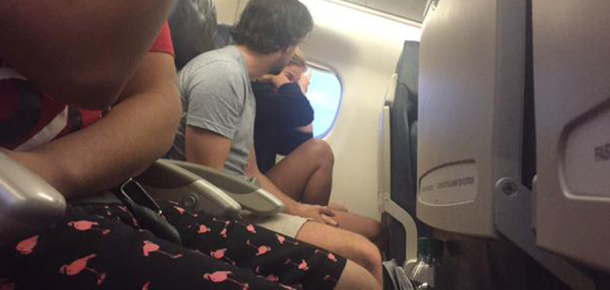 Uçakta, ayrılmak üzere olan bir çift ile aynı sırada oturan kadın tüm kavgayı tweet’ledi