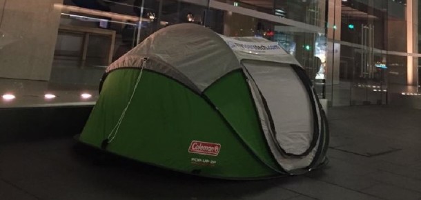 Henüz hiçbir şey duyurulmadığı halde Apple Store’un önünde çadır kurmaya başlandı