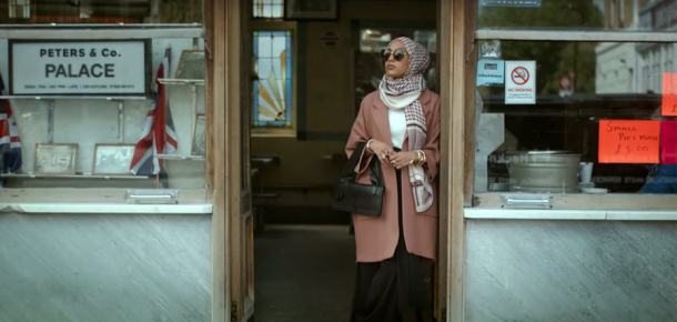 H&M ilk kez örtülü bir kadına reklamında yer verdi