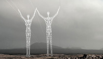 Sıkıcı elektrik direklerini dev insan heykellerine dönüşüm