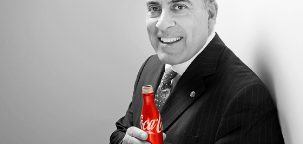 Coca Cola’dan dikkat çeken sosyal sorumluluk açık artırması: Muhtar Kent’le kola içmek