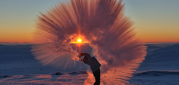 Efsane fotoğraflar: Kuzey Kutup Dairesi’nde günbatımı sırasında -40°C’ye çay dökmek