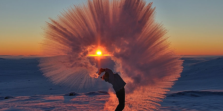 Efsane fotoğraflar: Kuzey Kutup Dairesi’nde günbatımı sırasında -40°C’ye çay dökmek