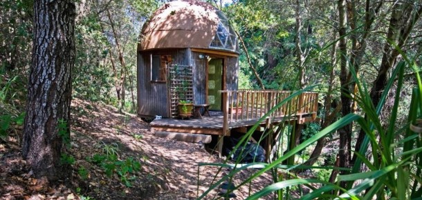 Airbnb’nin en popüler evi mantar şeklindeki küçük panaromik bir kulübe