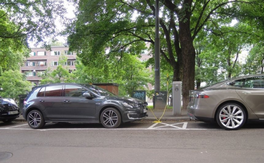 oslo-street-scene-nissan-leaf-volkswagen-e-golf-tesla-model-s-july-2015_100521211_l